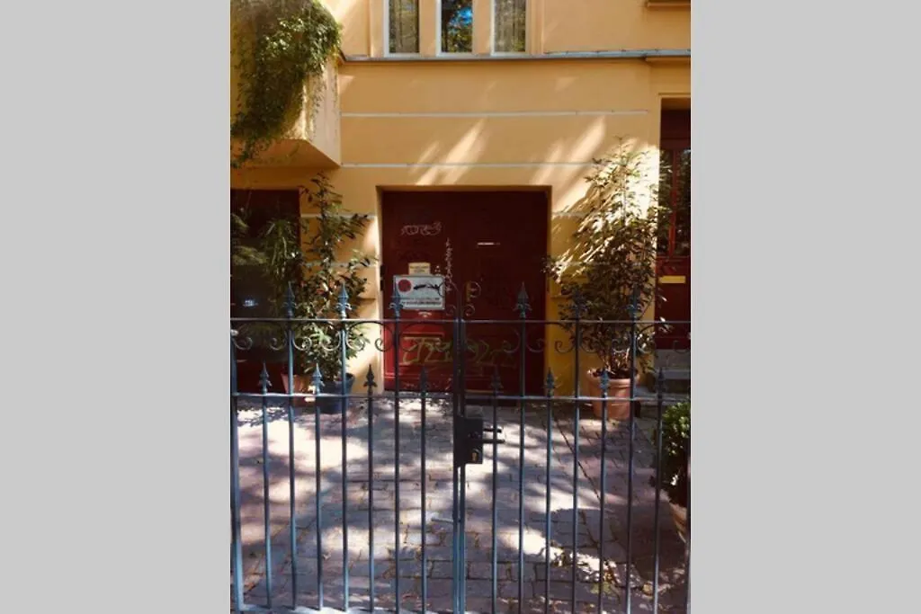 Beautiful Backyard Remise Apartment Berlin